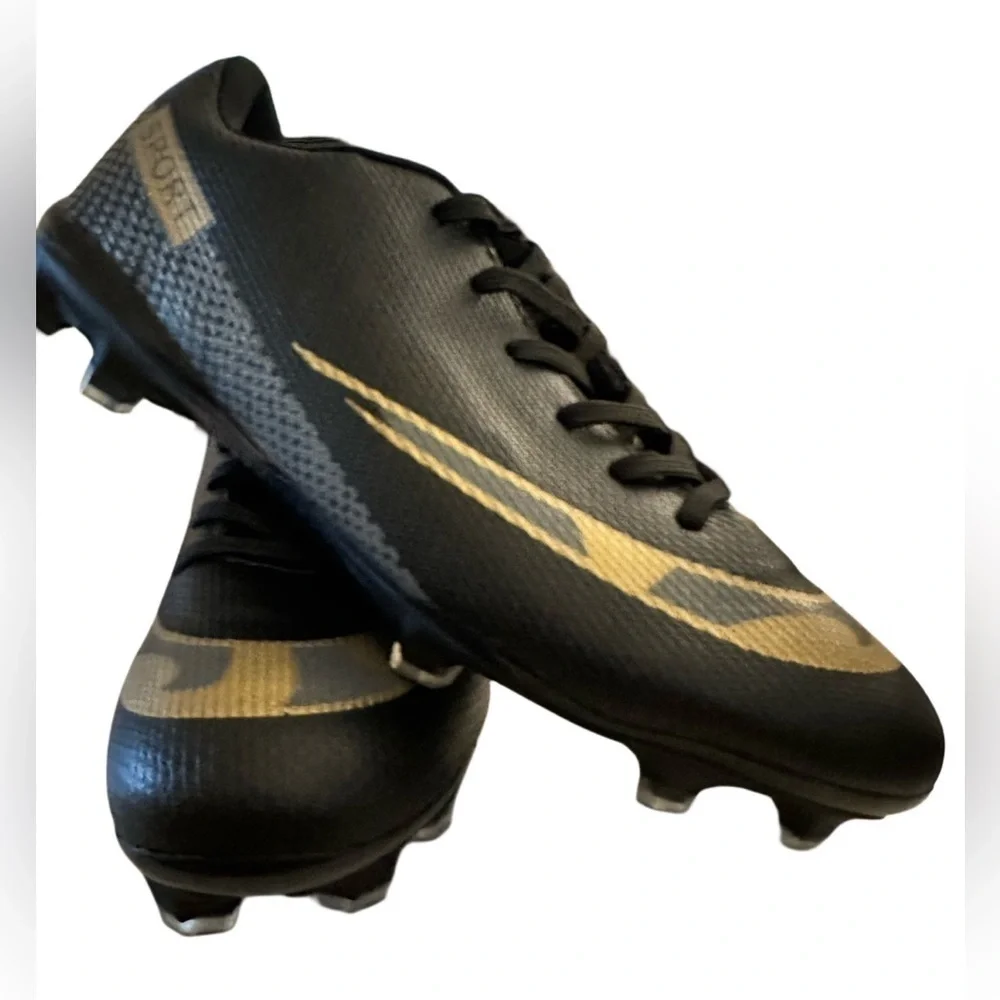 NWOT Unisex Football Soccer Shoe